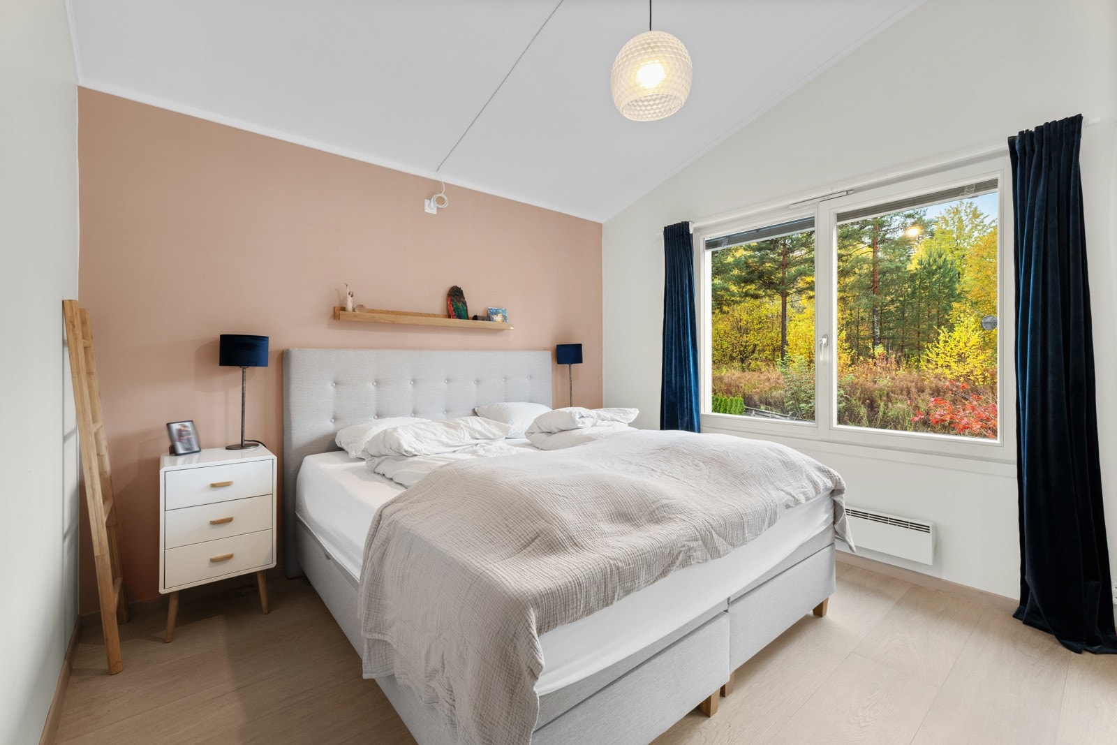 Lyst og romslig hovedsoverom med naturlig lysinnslipp Galleribilde