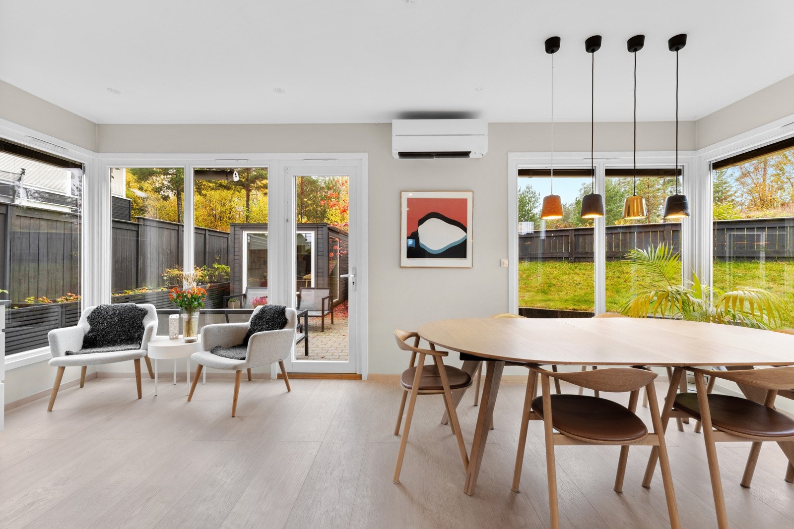 Med gjennomgående planløsning og store vindusflater mot hagen, får du en opplevelse av rom og lys Galleribilde