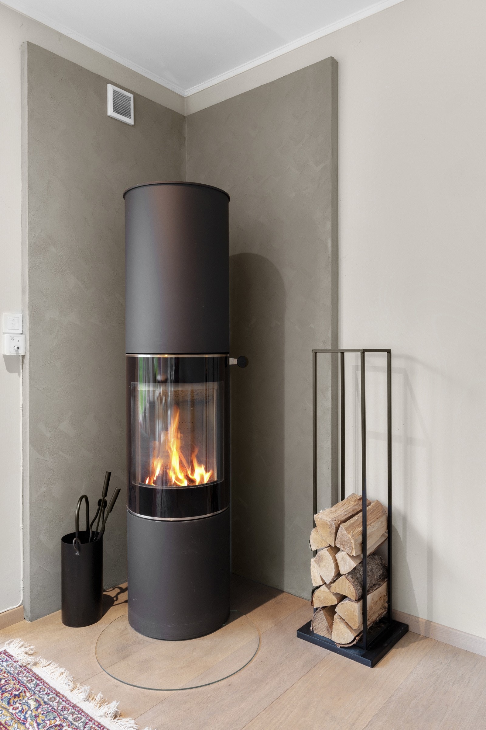 Peisen er et visuelt midtpunkt i stuen og gir varme til rommet Galleribilde