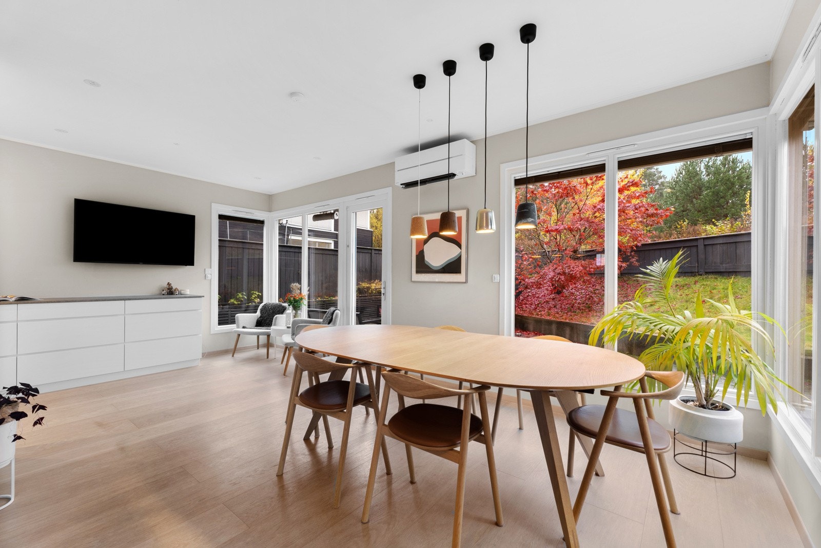 Romslig stue med fleksible løsninger som gir plass til både sittegrupper og ulike sofaoppsett Galleribilde