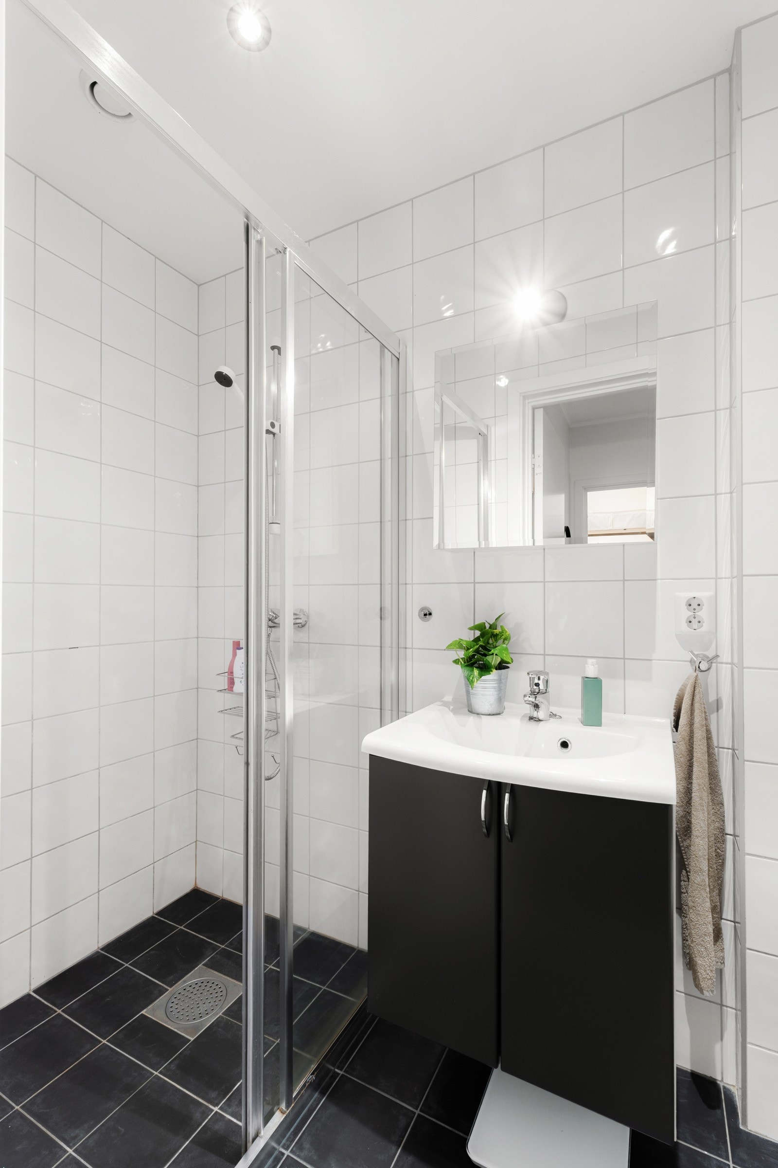 Delikat og funksjonelt dusjbad i 1. etg Galleribilde