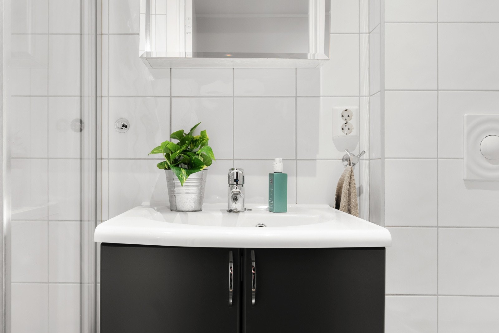 Badet fremstår lyst og med tidløs innredning Galleribilde