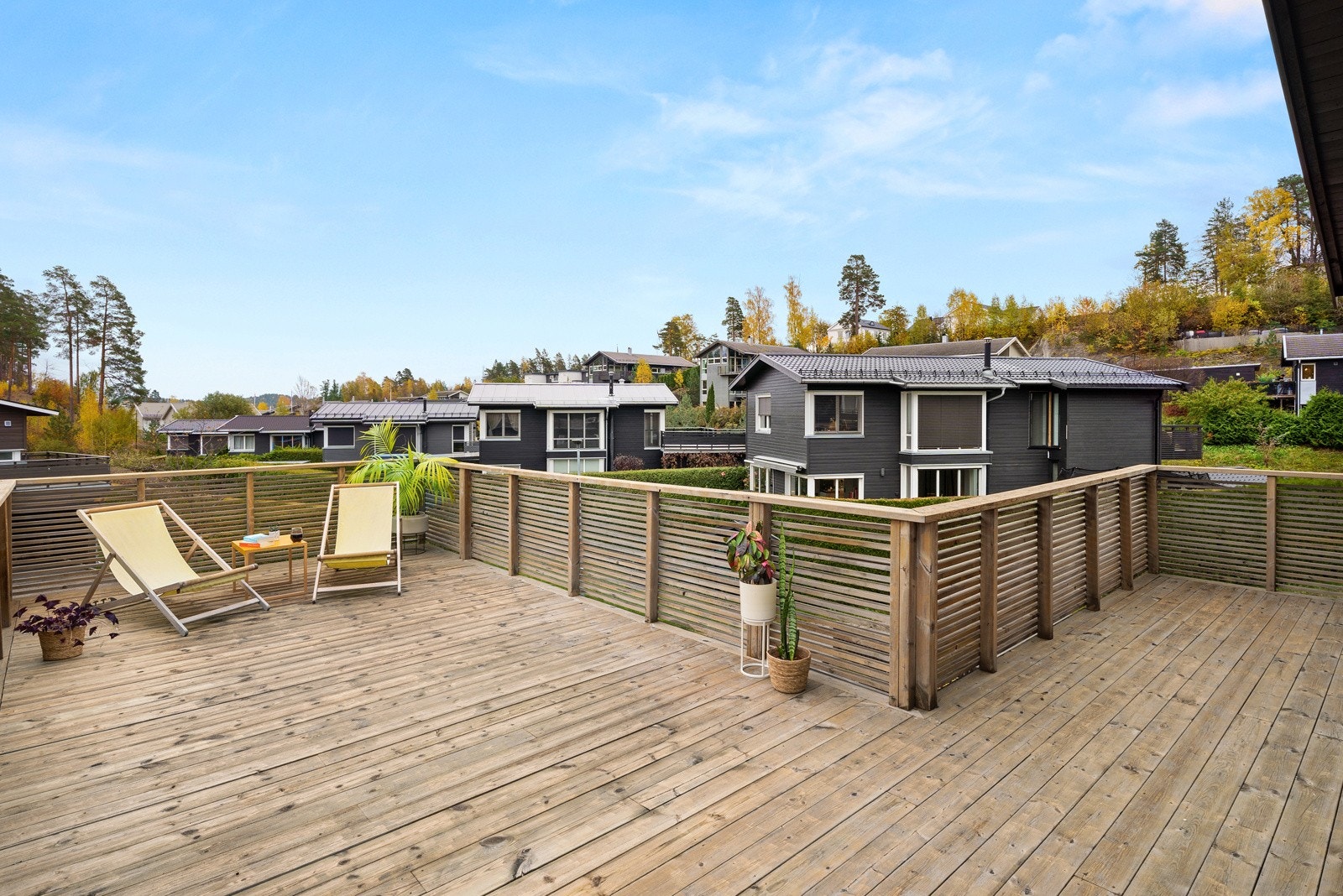 Fra loftstuen er det direkte utgang til en solrik terrasse - perfekt for morgenkaffe Galleribilde