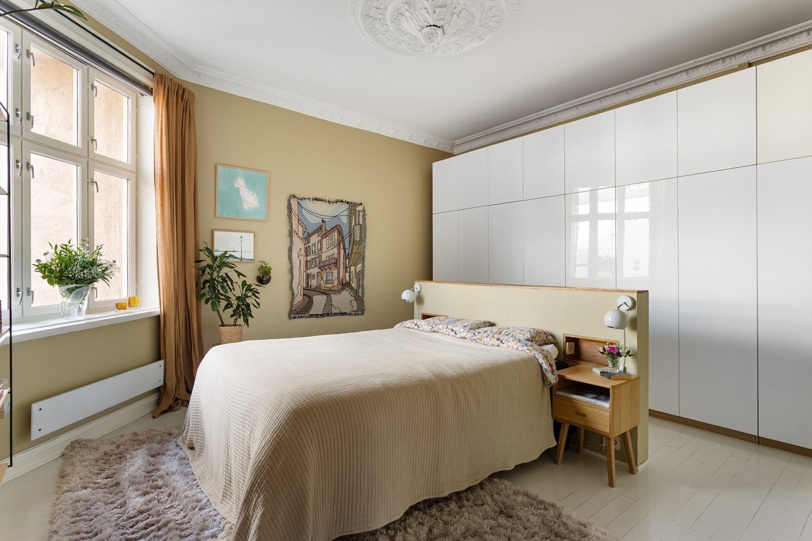 Romslig hovedsoverom. Det er to soverom mot bakgård. Galleribilde