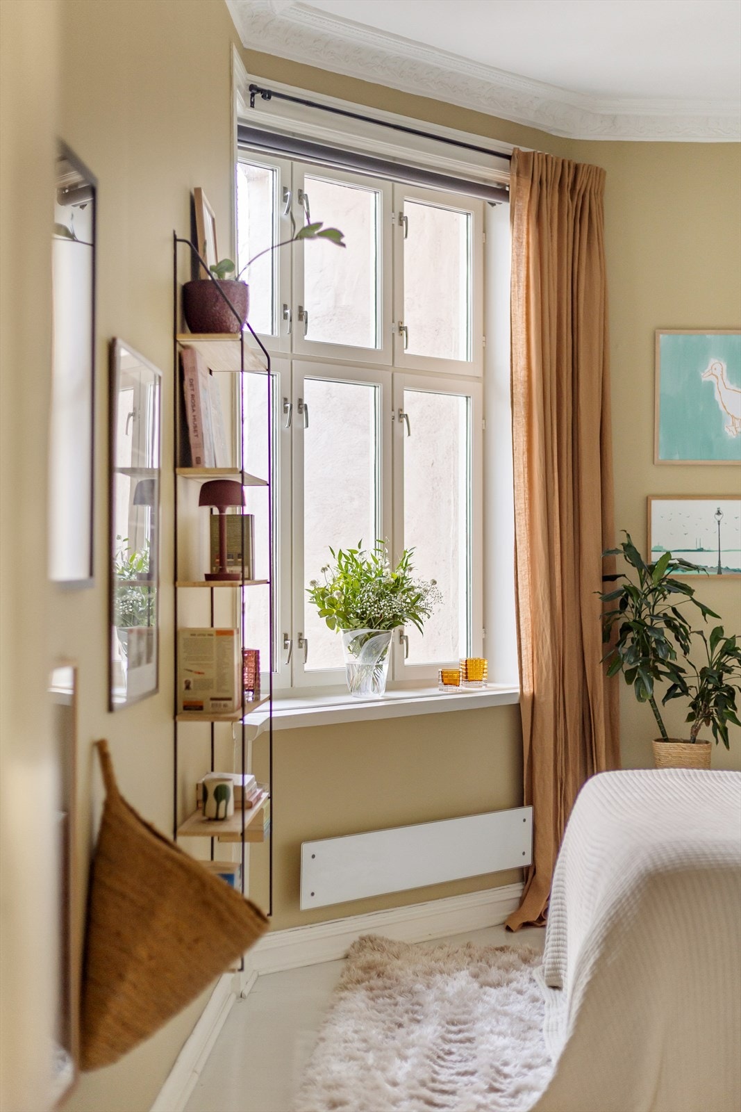 Store vindusflater som gir rikelig med luft og lys. Galleribilde