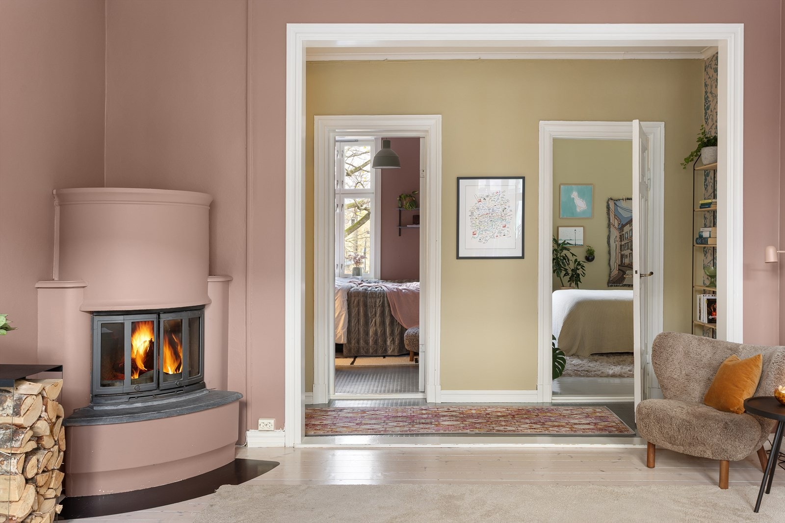 Herlig peisovn i stuen som varmer godt på kalde høst- og vinterdager. Galleribilde