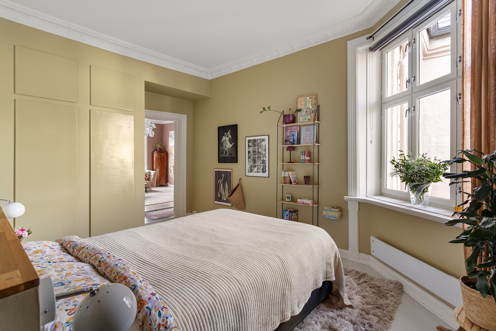 God plass til dobbeltseng med tilhørende nattbord. Galleribilde