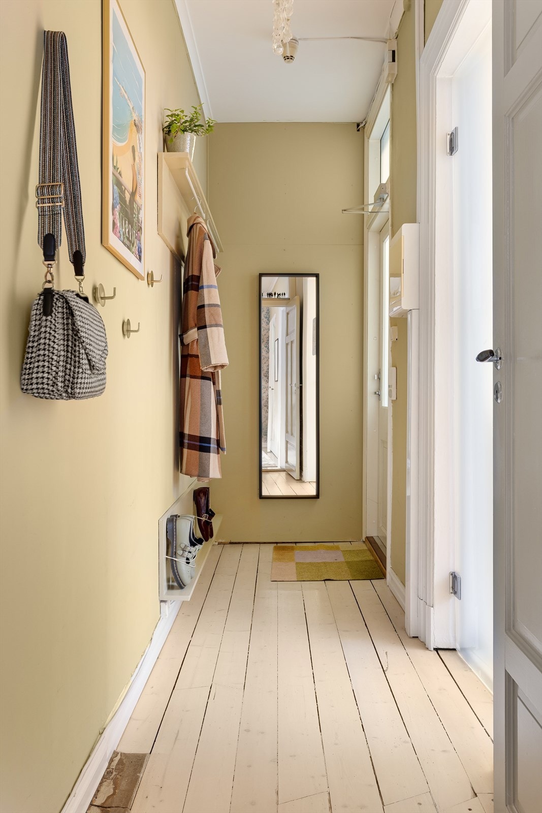 En lys og innbydende entré som gir et godt førsteinntrykk av leiligheten. Galleribilde