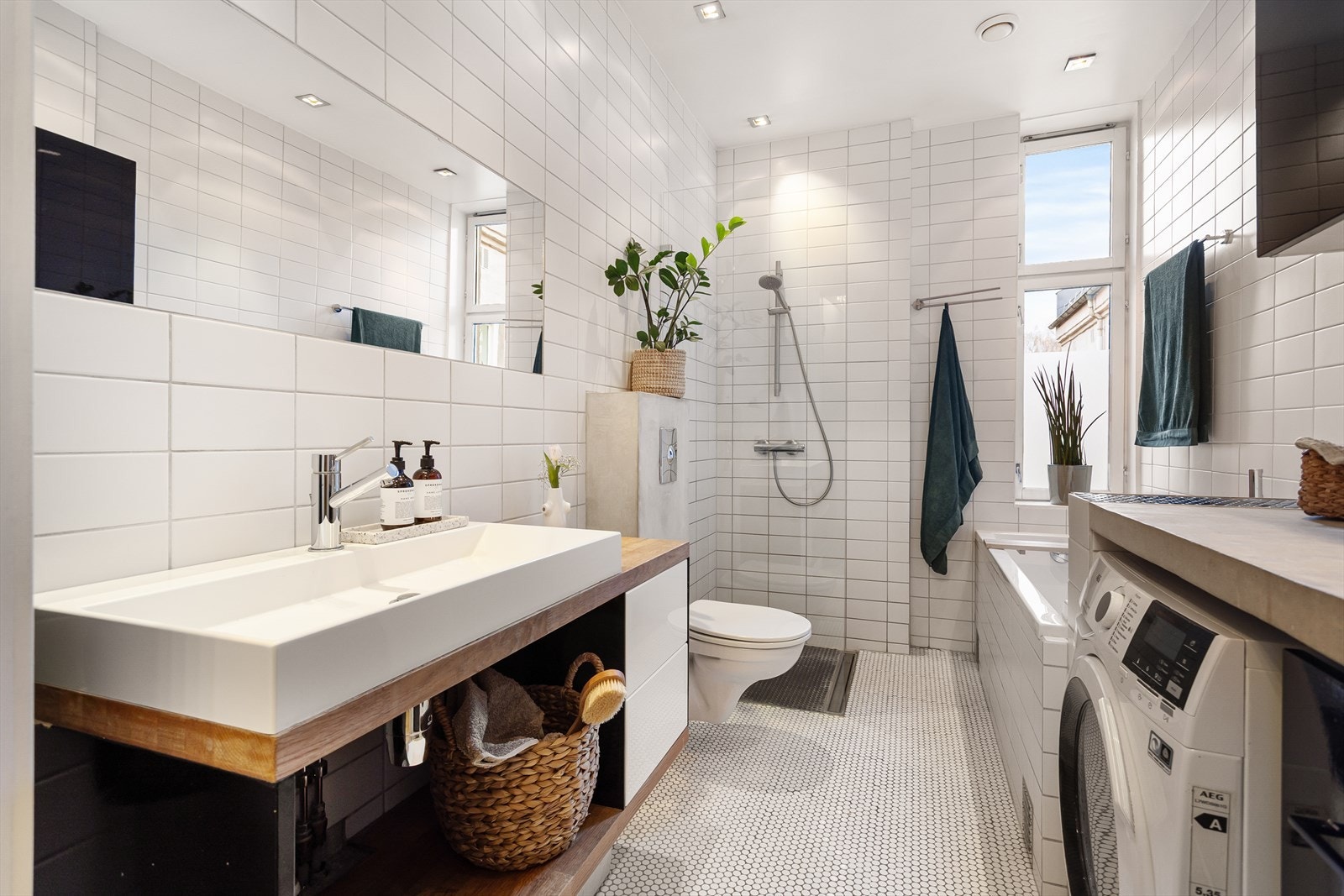 Flislagt og stort baderom fra 2008 med varme i gulvet. Galleribilde