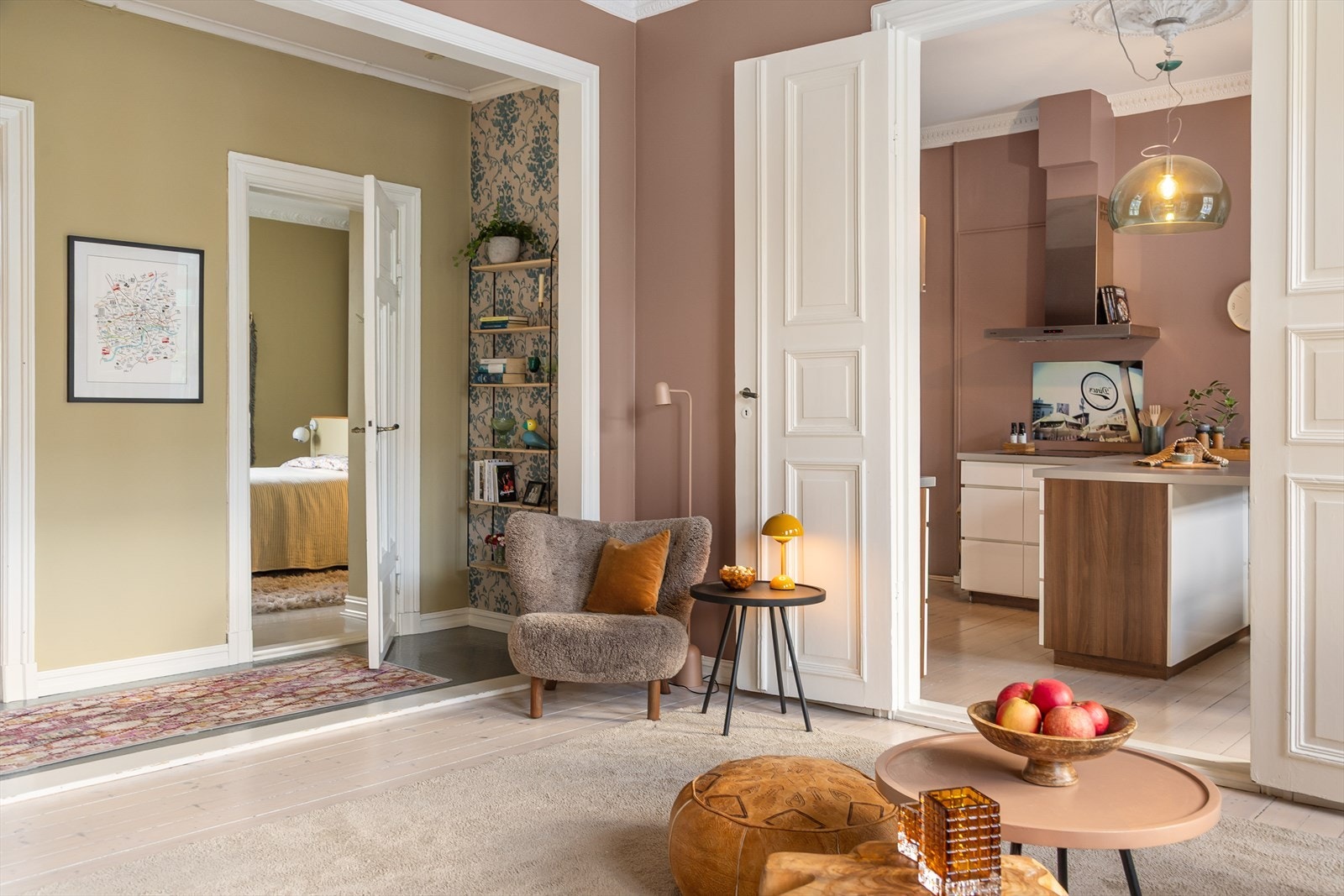 Leiligheten er malt i delikate og tidsriktige farger. Galleribilde