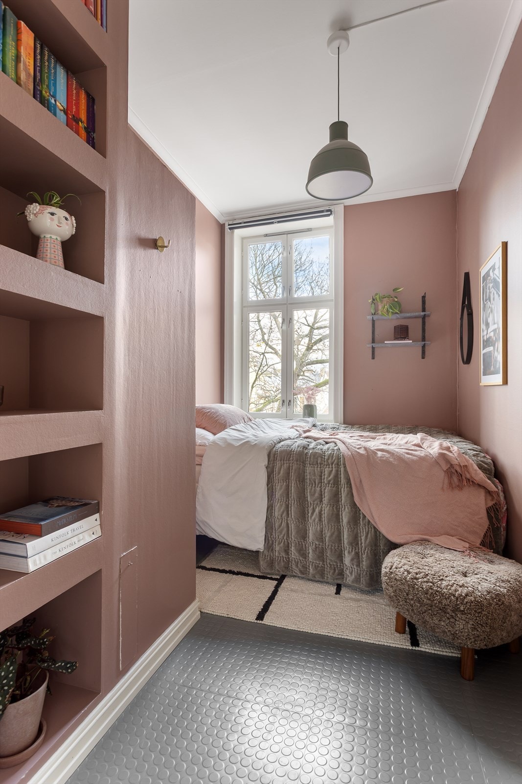 Soverom 2 har innebygd hylleseksjon til ekstra lagring. Galleribilde