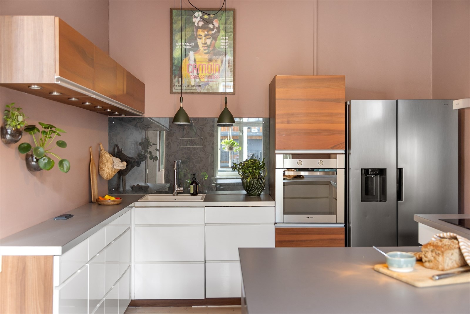 Godt med benk- og skapplass. Kjøkkenet er fra 2008 og godt vedlikeholdt. Galleribilde