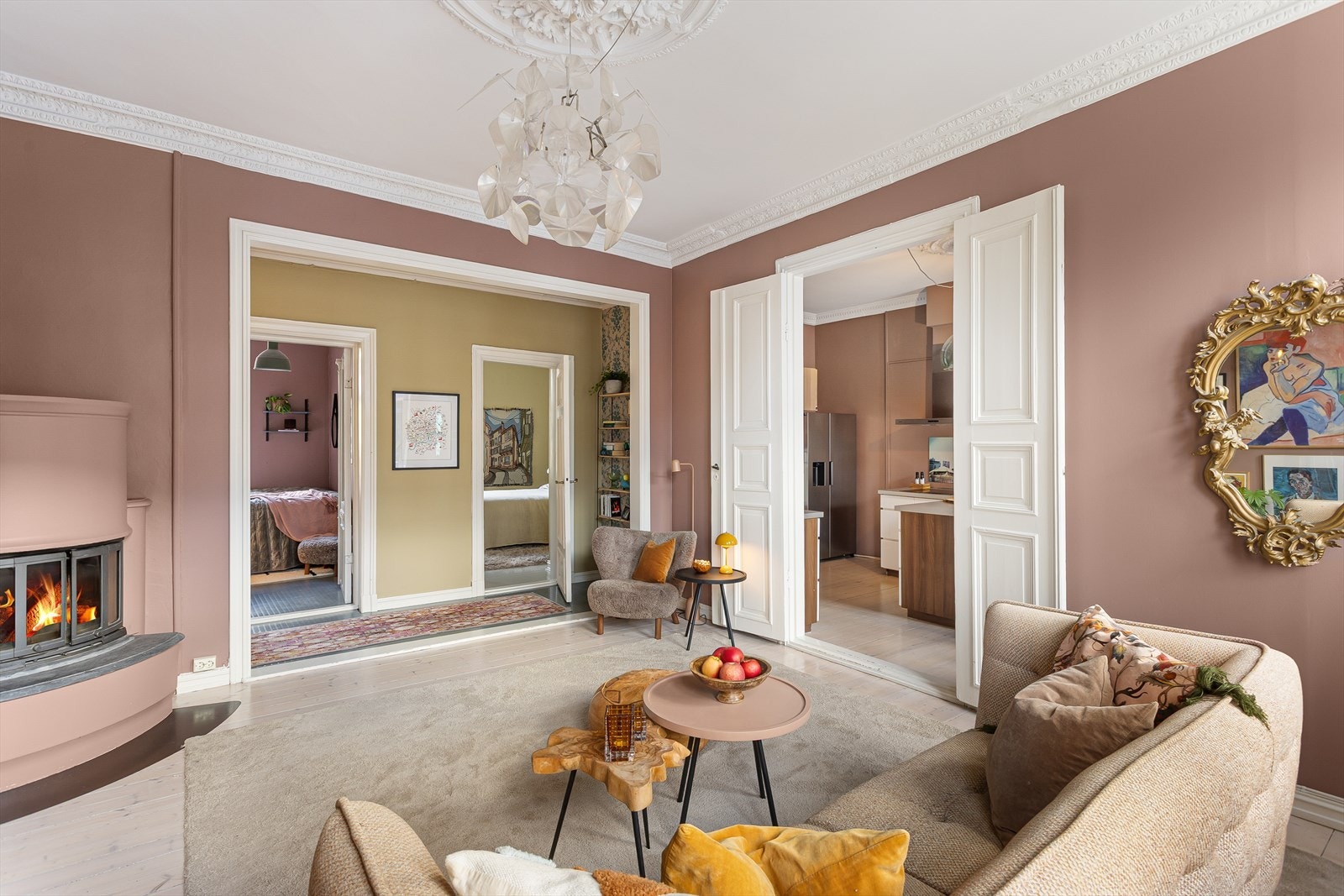 I stuen er det god plass til sofagruppe med tilhørende møblement. Her er det flere muligheter for møblering. Galleribilde