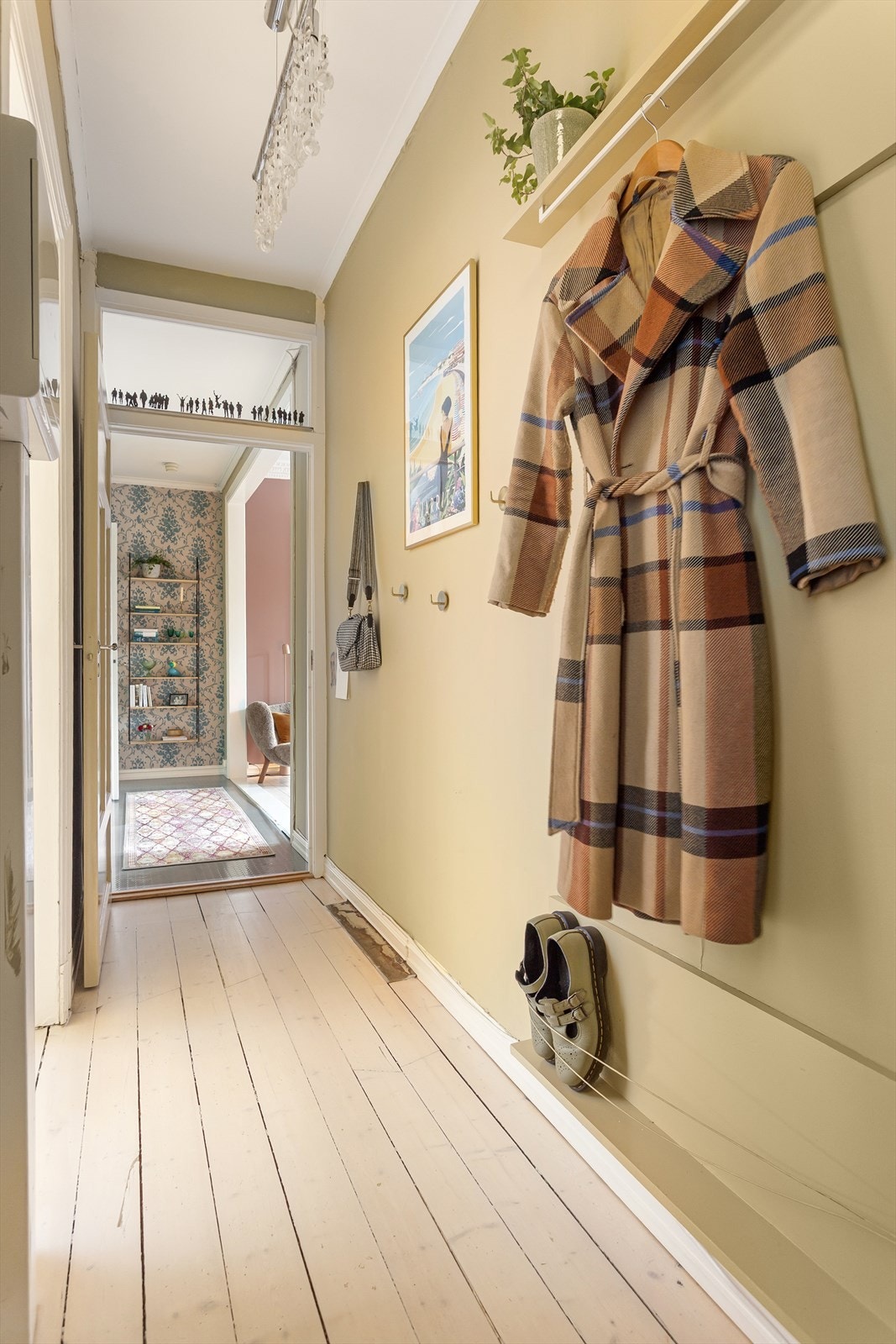 Plass til sko og yttertøy. Galleribilde