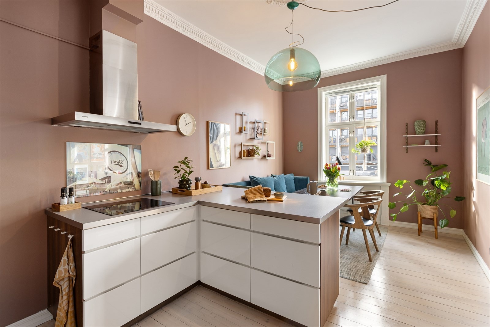 Av hvitevarer er det integrert induksjonstopp, stekeovn og oppvaskmaskin. Avtrekk over kokeplass. Galleribilde