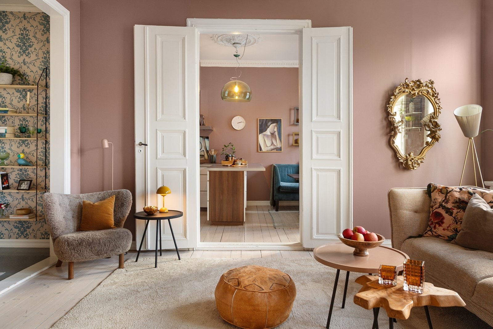 Her bor du sentralt i en pulserende og populær gate, samtidig tilbaketrukket i byggets 4. etasje. Galleribilde