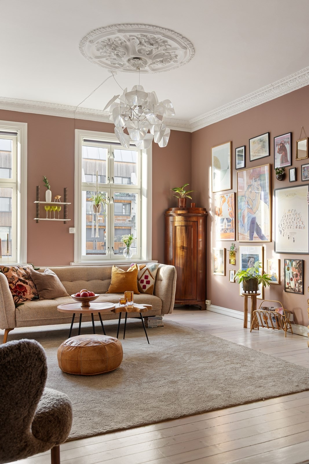 Generøs takhøyde på 3,13 meter og store vindusflater som gir rikelig med luft og lys. Galleribilde