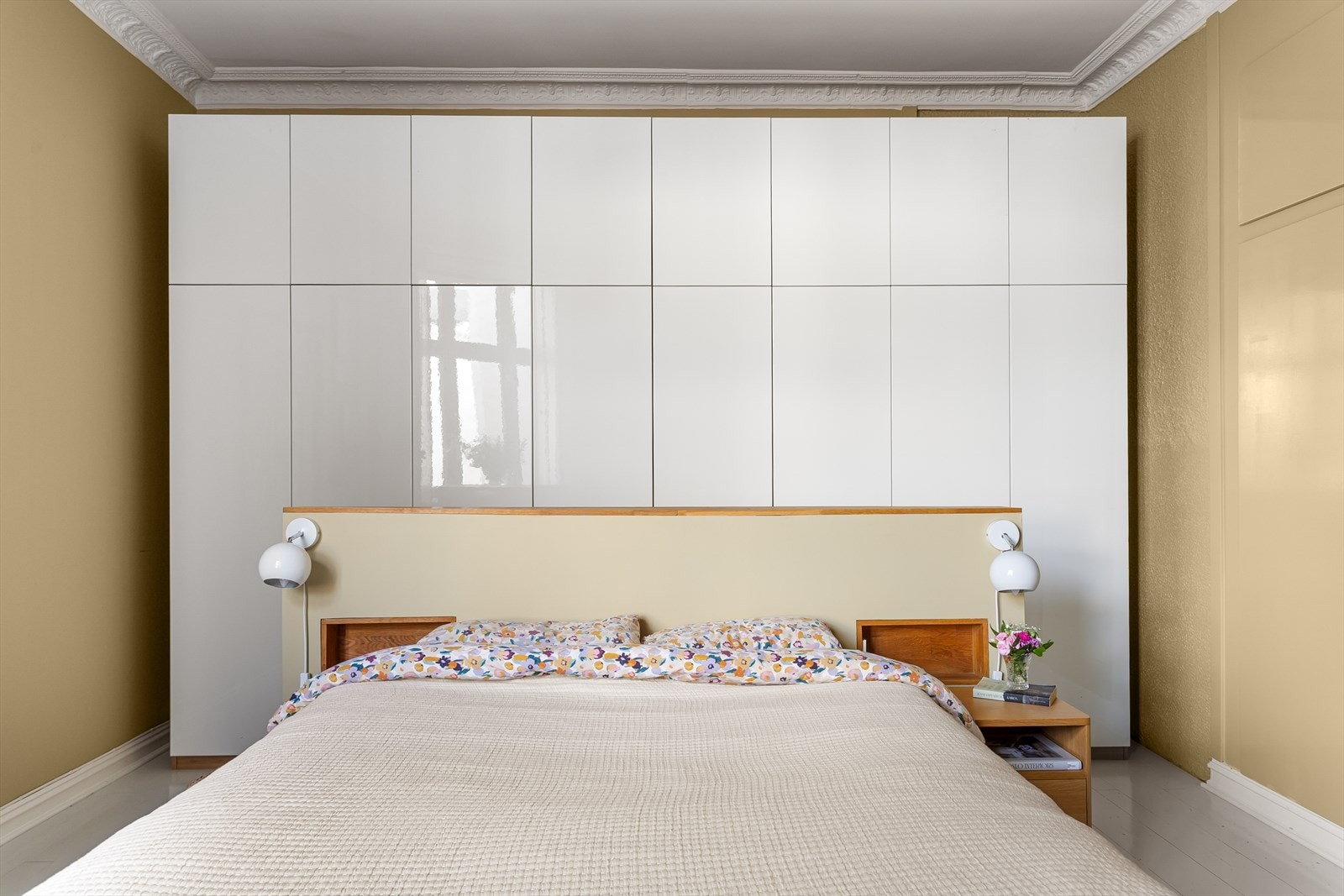 Masse oppbevaringsplass i større garderobeløsning. Galleribilde