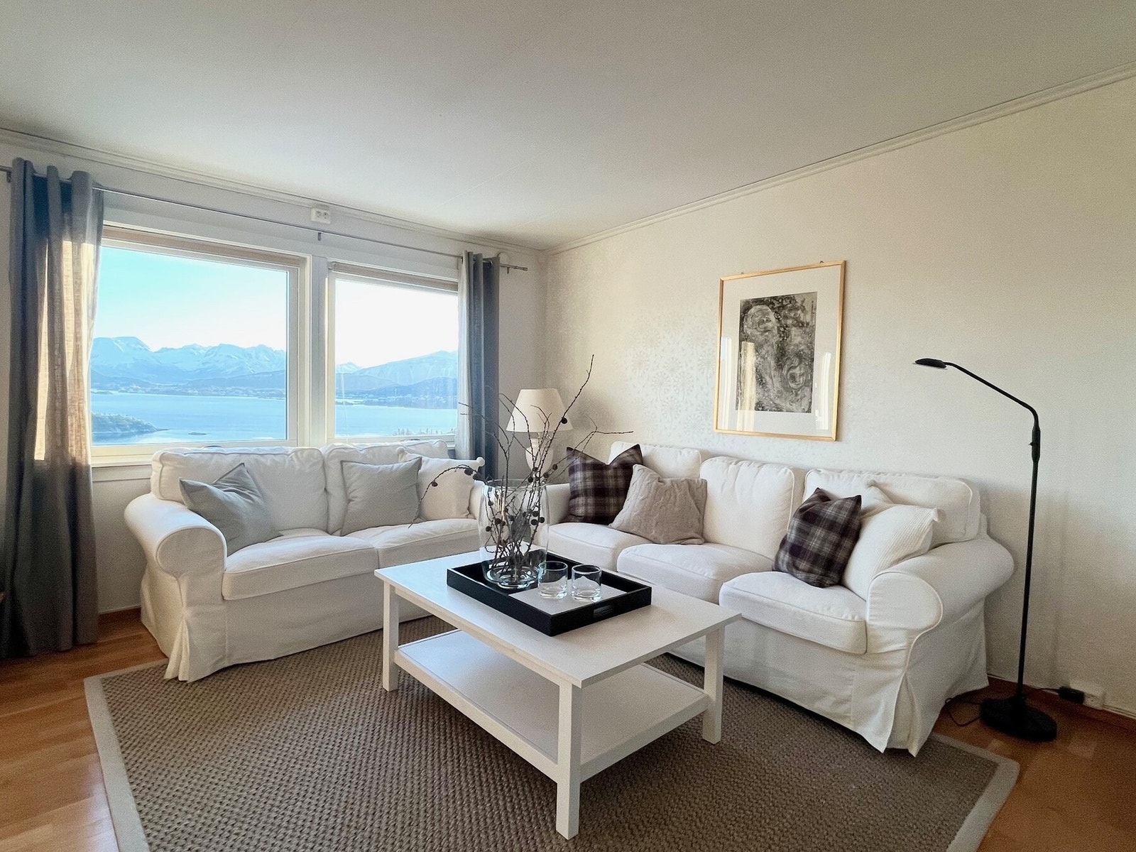 Store vindusflater sørger for upåklagelig utsikt. Galleribilde