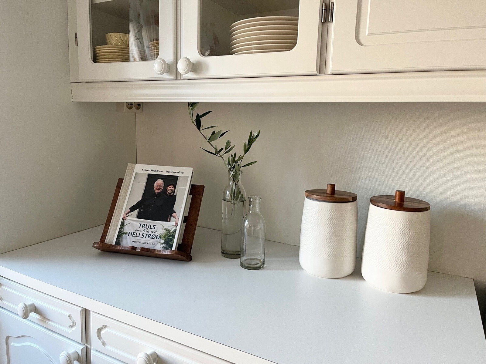 Det er godt med både benke- og oppbevaringsplass. Galleribilde