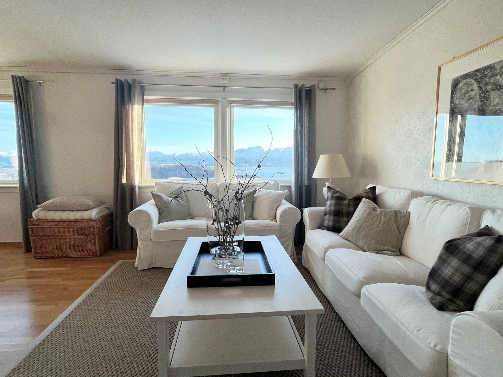 Dette innholdsrike rekkehuset ligger i et av Ålesunds mest attraktive og familievennlige områder. Galleribilde