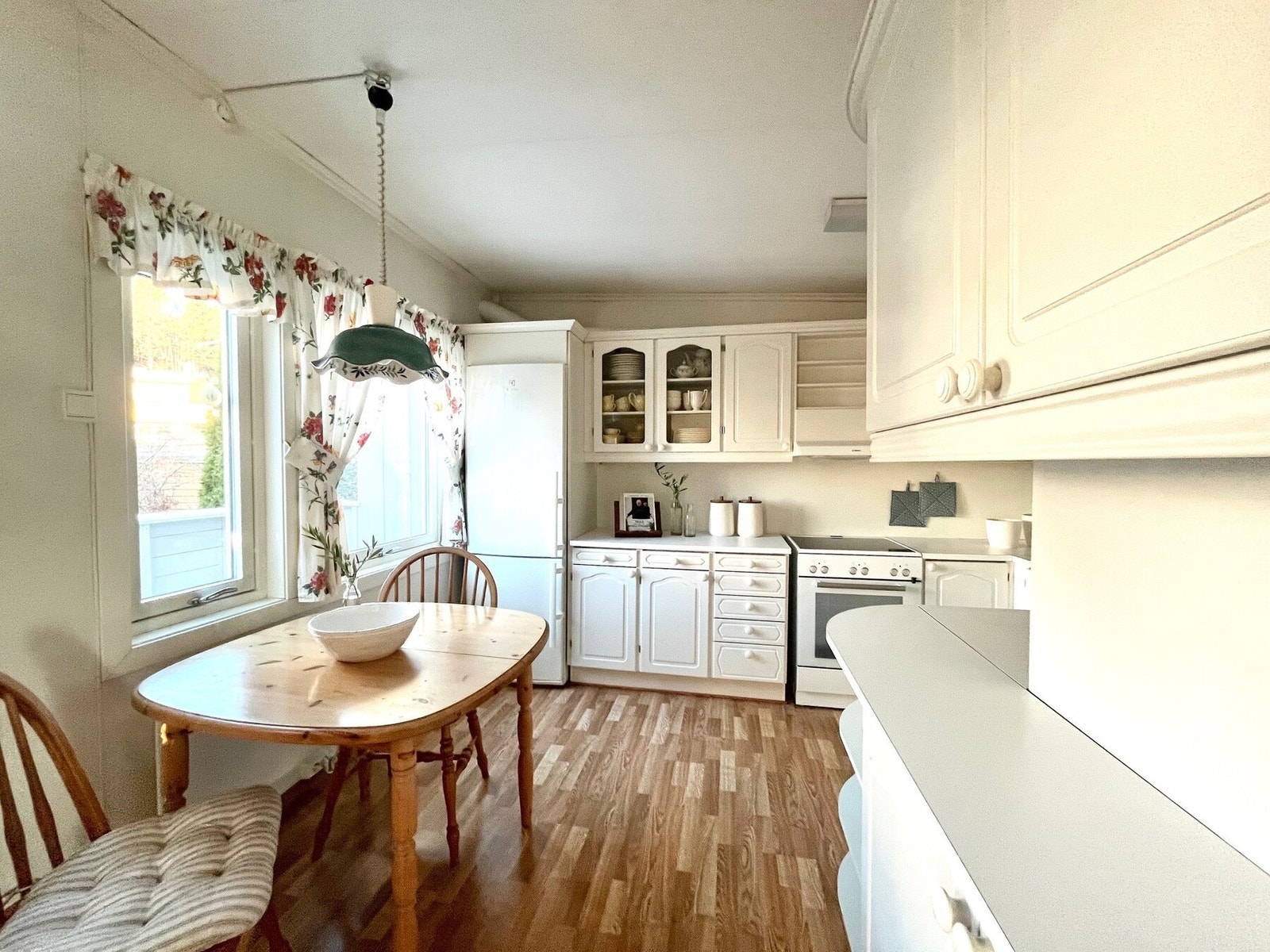 På kjøkkenet er det plass til et lite spisebord - her har du videre adkomst ut til nordvendt veranda. Galleribilde