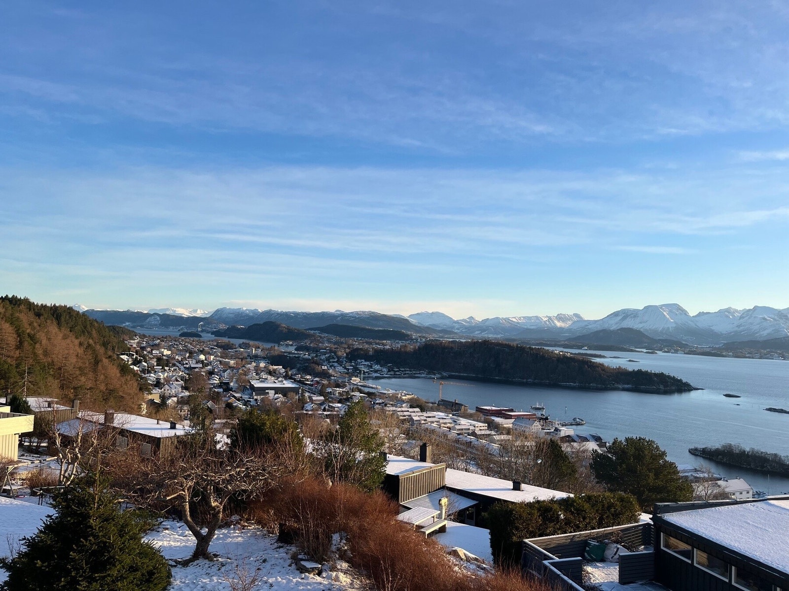 Her får du praktfull utsikt mot Borgundfjorden og Sunnmørsalpene. Galleribilde