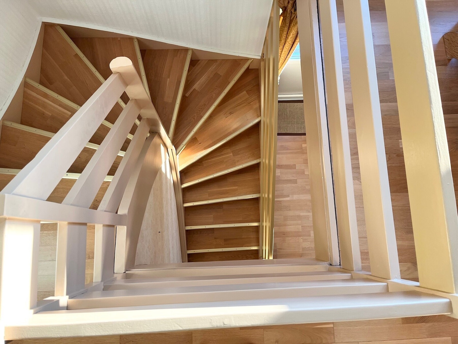 ..vi tar turen videre ned til 1.etg. Galleribilde