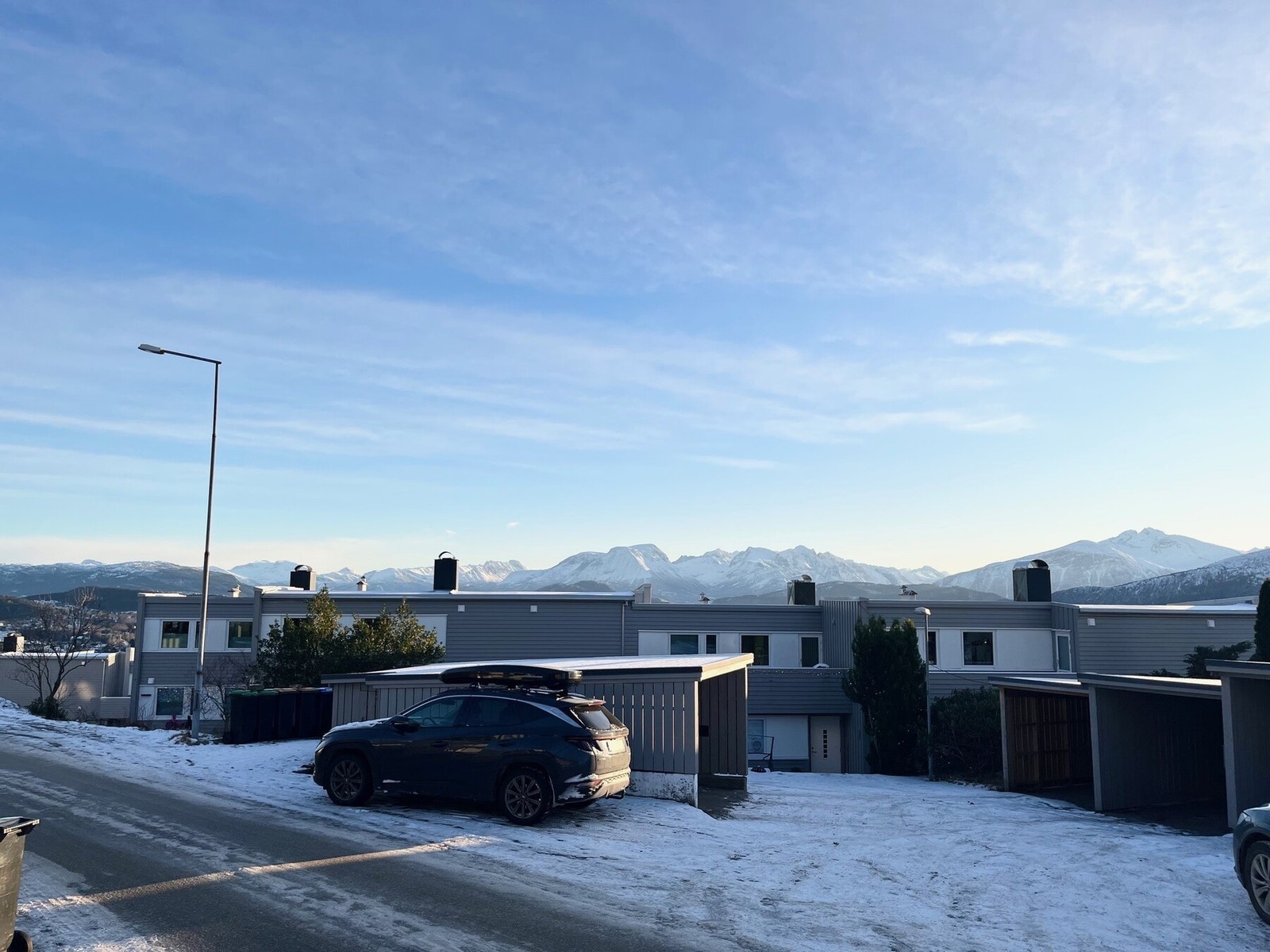 Trivelig og familievennlig borettslag - andelen disponerer en carport i nærheten av inngangspartiet. Galleribilde