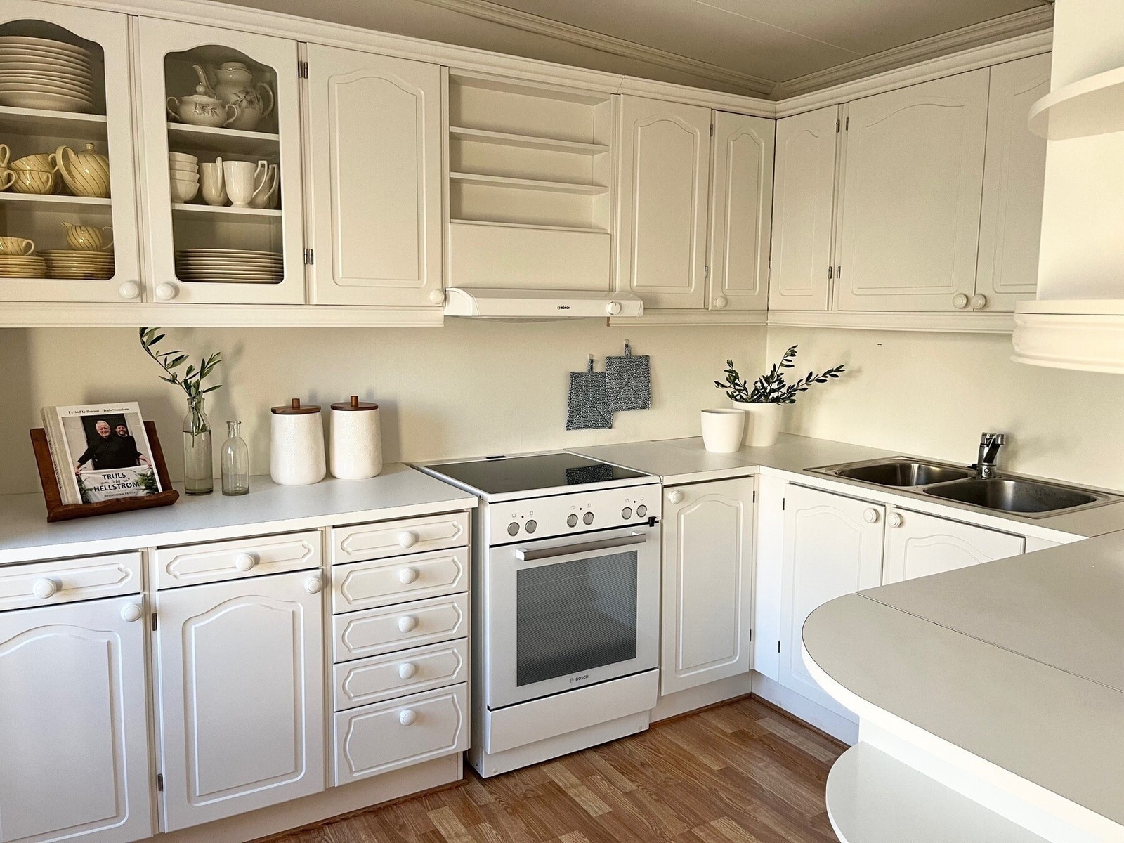 Alle hvitevarene på kjøkken medfølger i handelen. Galleribilde