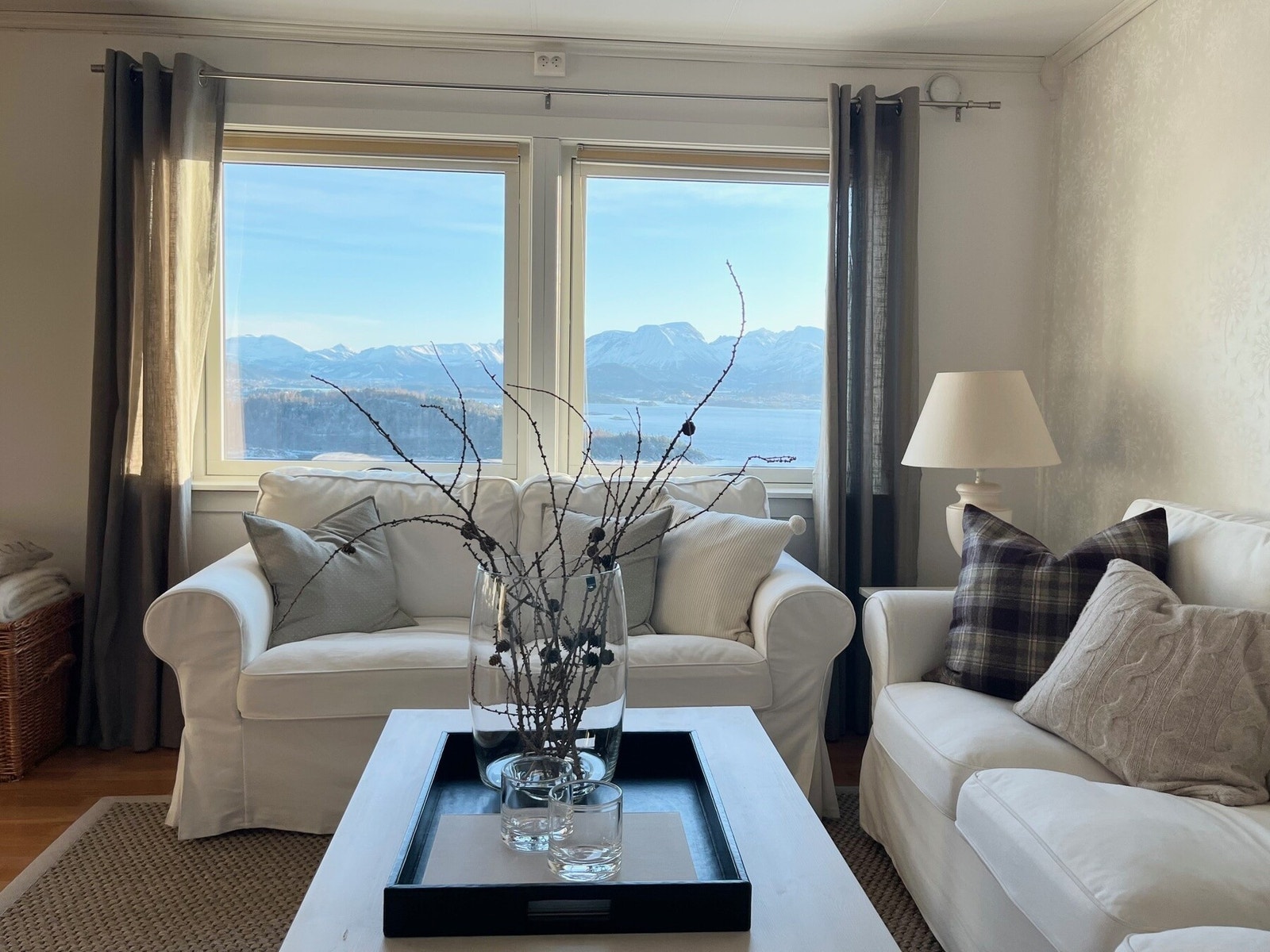 Store vindusflater gir også godt med naturlig lysinnslipp. Galleribilde