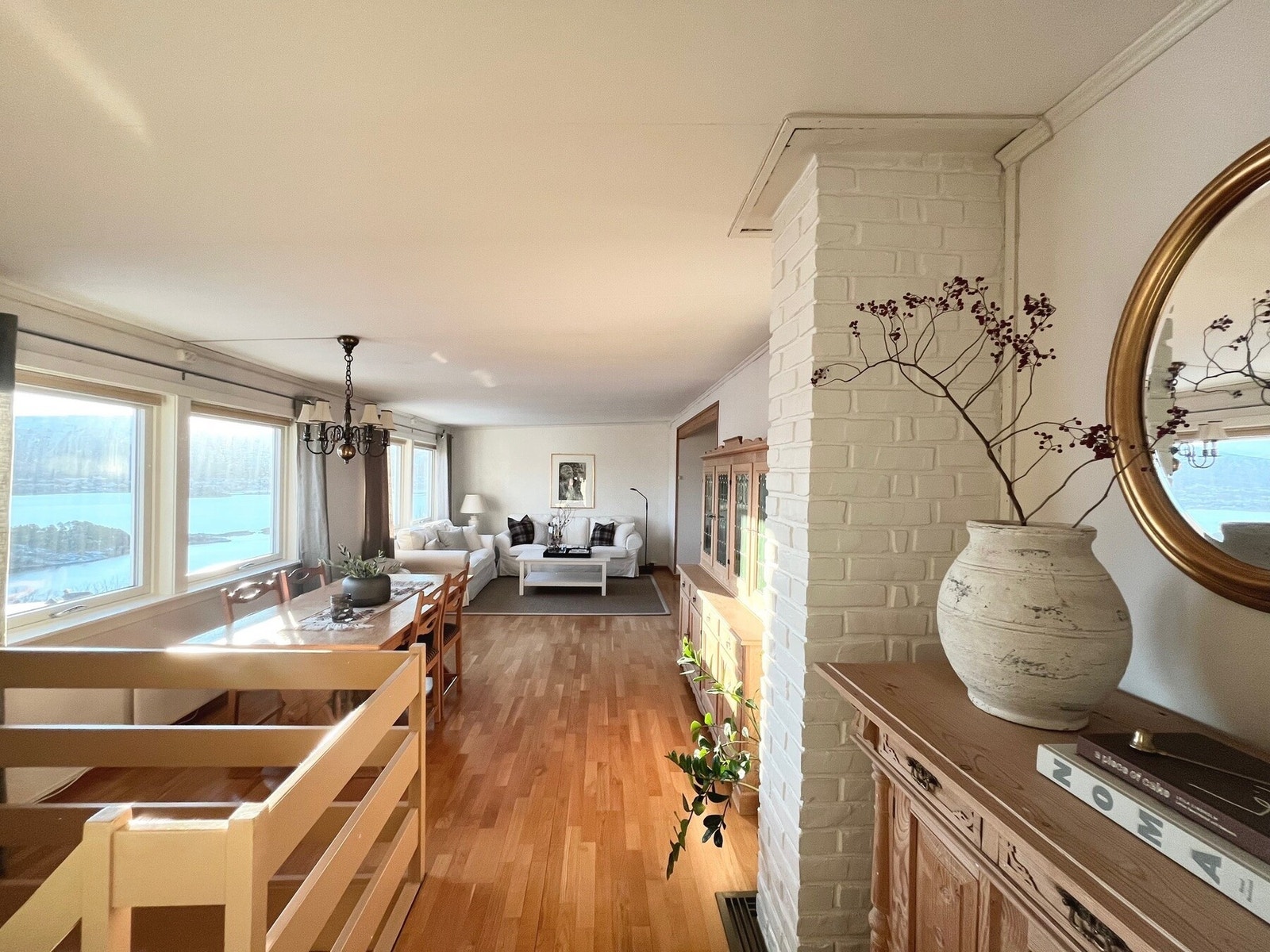 Planløsningen gir god romfølelse. Galleribilde