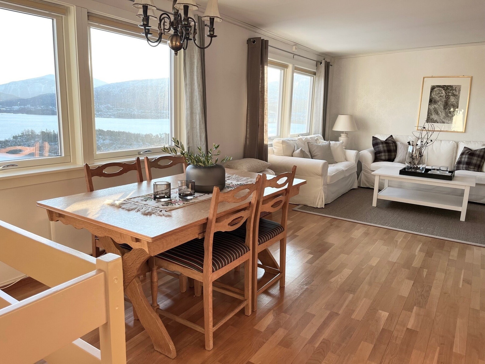 Utsikten kan selvsagt også nytes fra spisestuen. Galleribilde