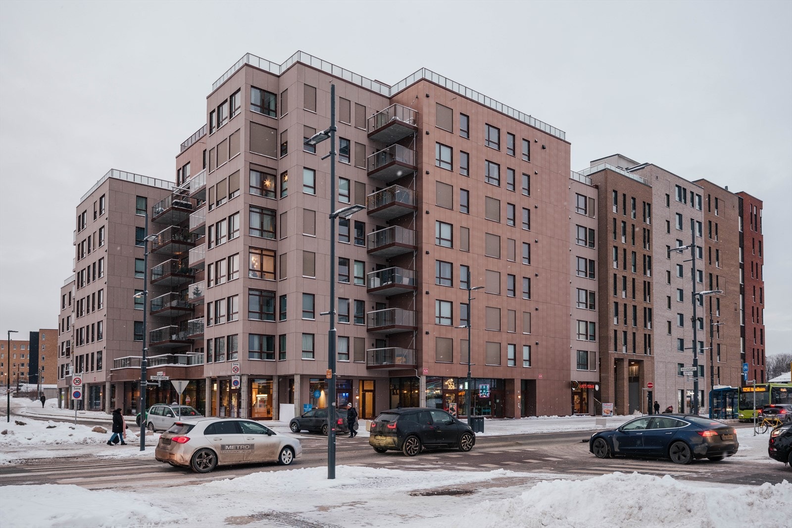 Beliggenheten er sentral med Lørenskog sentrum bussterminal kun tre minutters gange unna. Galleribilde