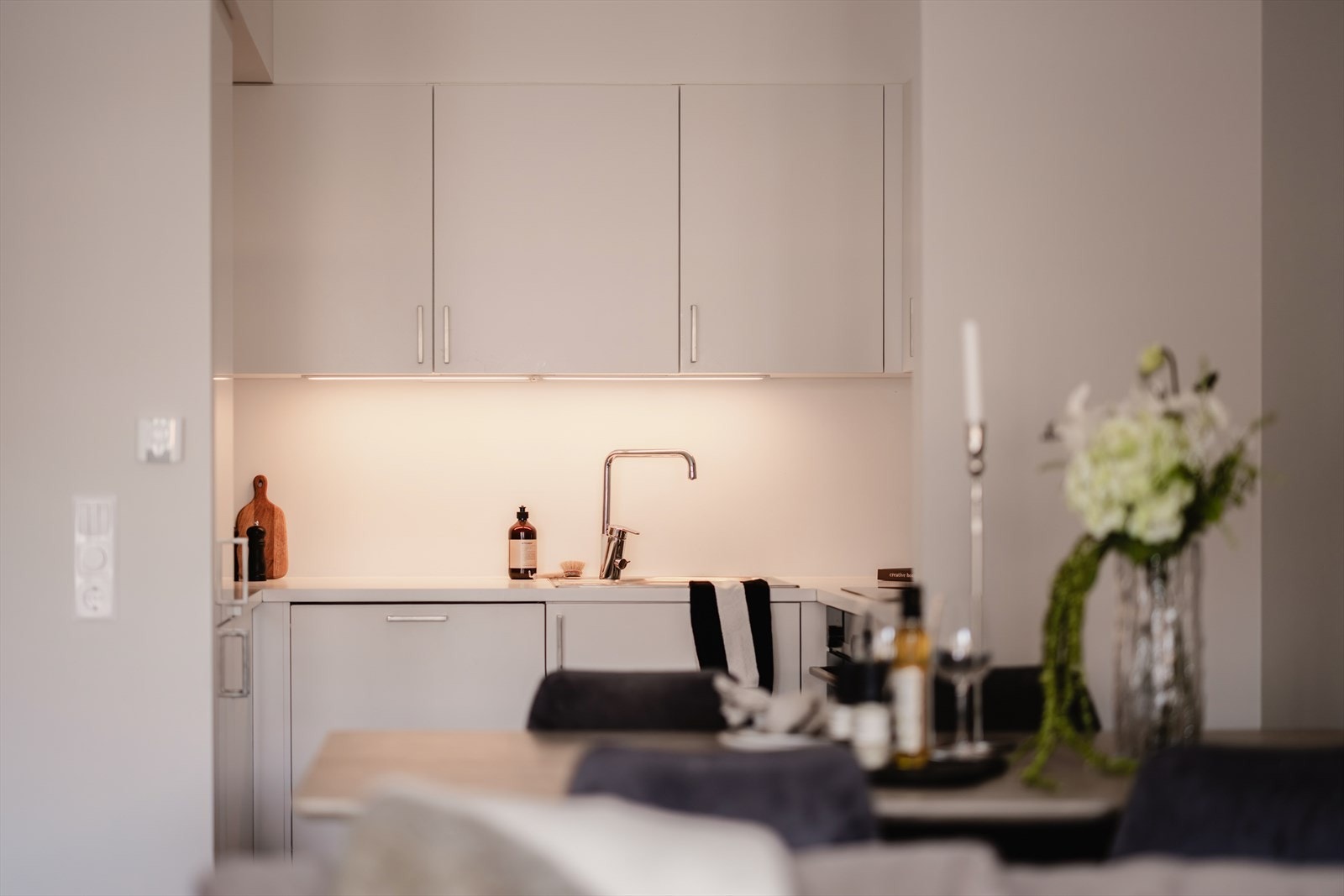 Den åpne løsningen mot stuen skaper en sosial og innbydende atmosfære. Galleribilde