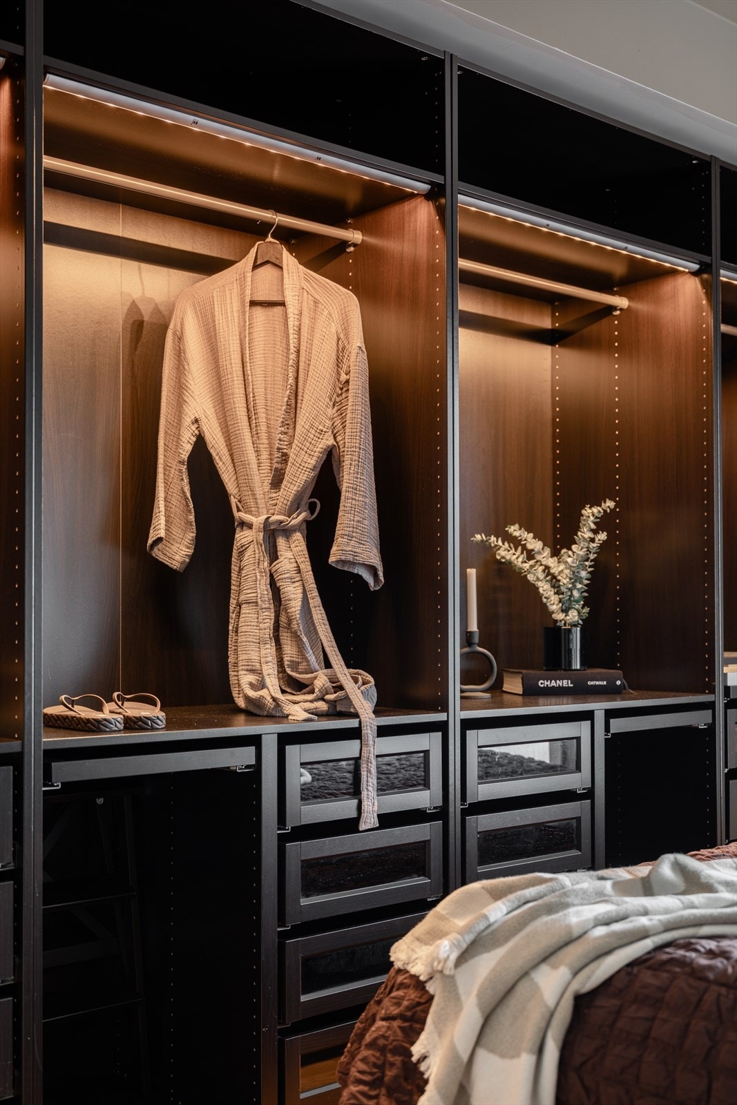 Innredningen byr på en kombinasjon av heng, hyller og skuffer. Galleribilde