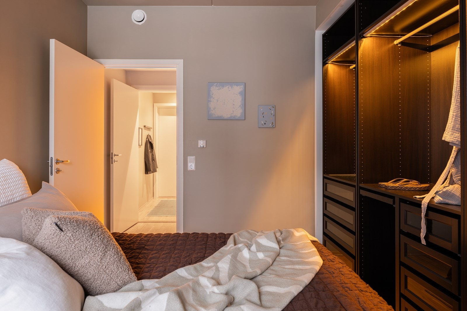 Fra soverommet er det kort vei til badet, som ligger praktisk til i gangen. Galleribilde