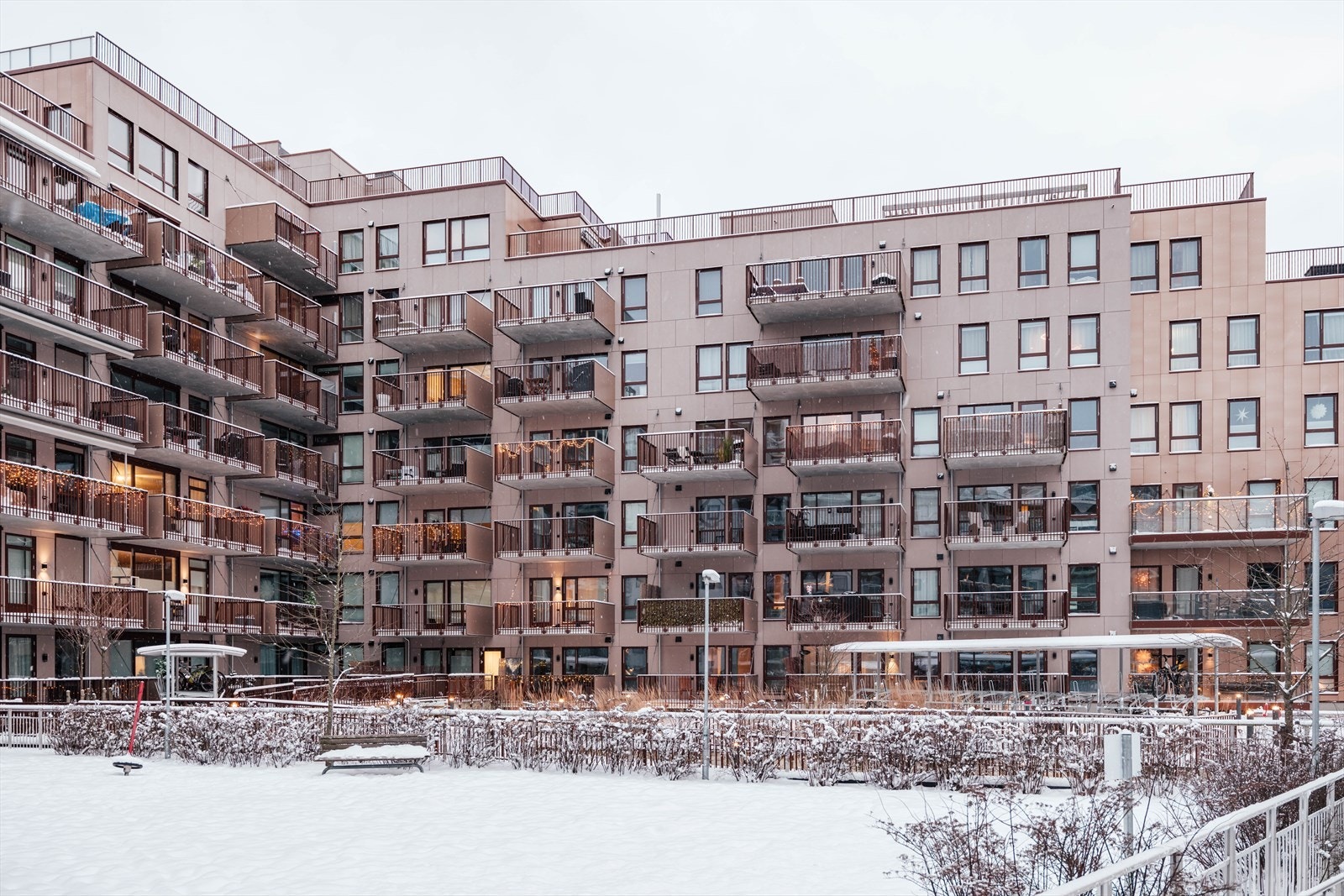 Bygget er fra 2021 og er en del av Sentergården borettslag, oppført etter TEK17-standard. Galleribilde