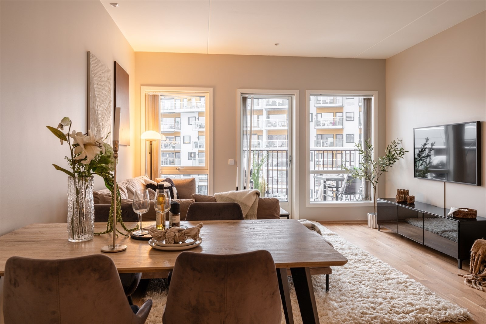 Leiligheten har en åpen stue- og kjøkkenløsning med en takhøyde på 2,7 meter. Galleribilde