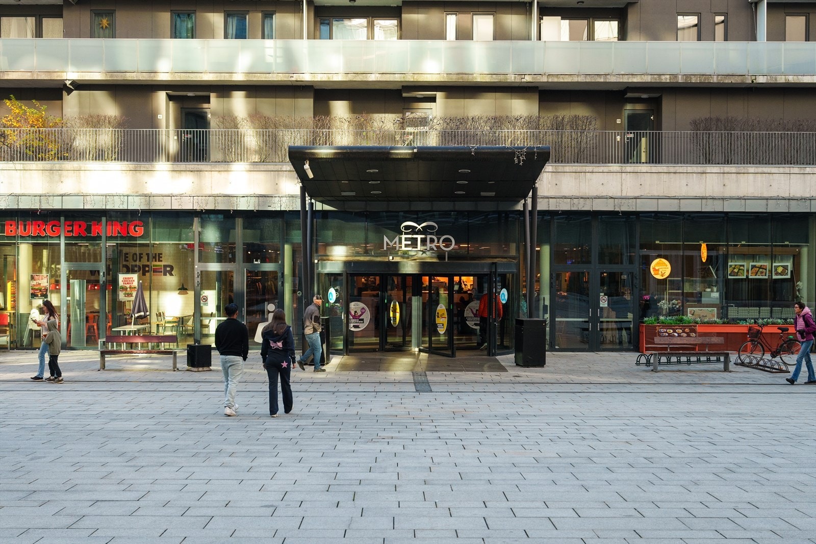 Hverdagslogistikken blir enkel med dagligvarebutikker som Kiwi og Coop Mega innen kort gangavstand. Galleribilde