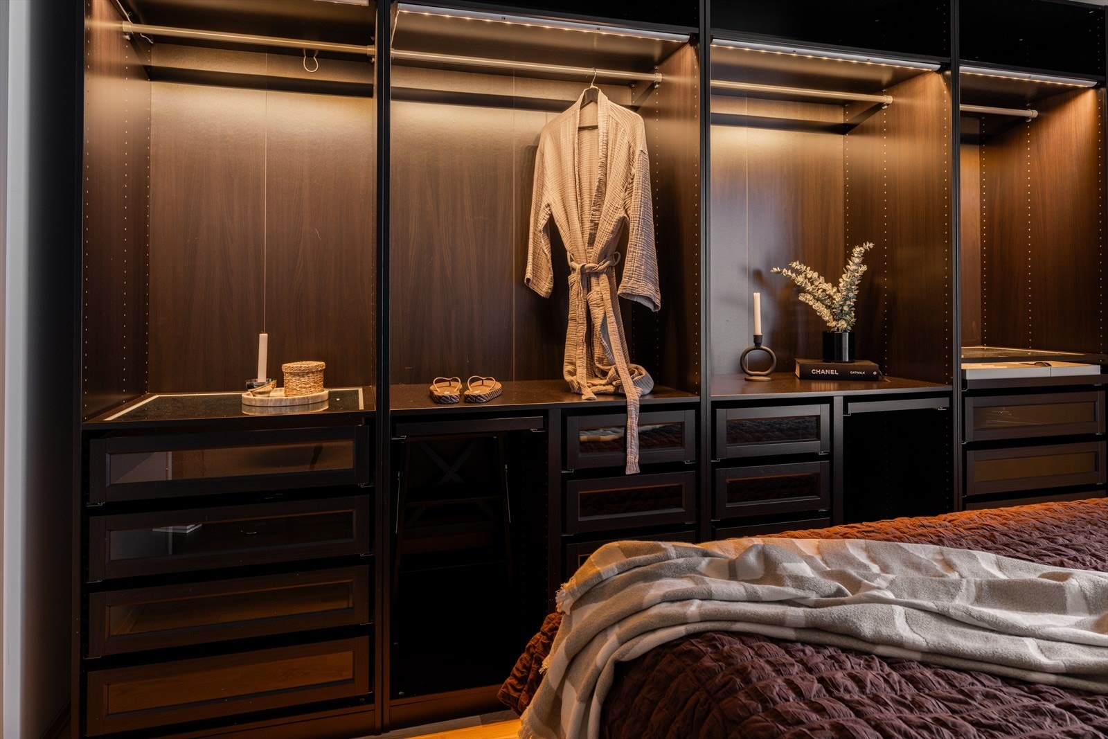 Garderoben har integrert belysning som gir god oversikt. Galleribilde