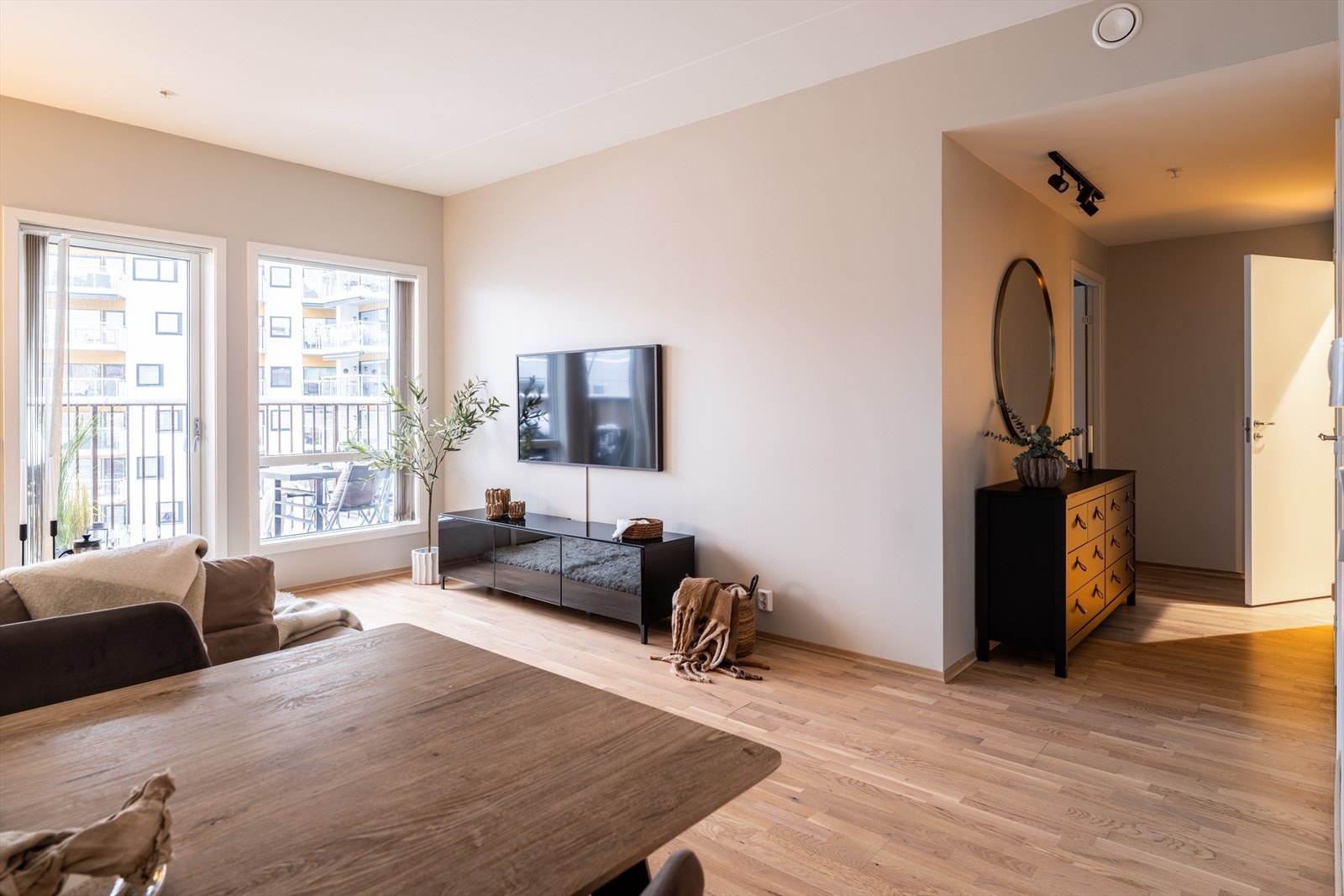 Gjennomgående gulvvarme i alle oppholdsrom sikrer en jevn og behagelig temperatur. Galleribilde