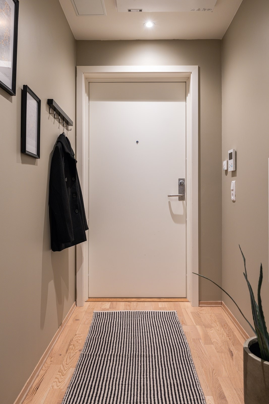 Velkommen inn i en entré med eikeparkett, gulvvarme og god plass. Galleribilde