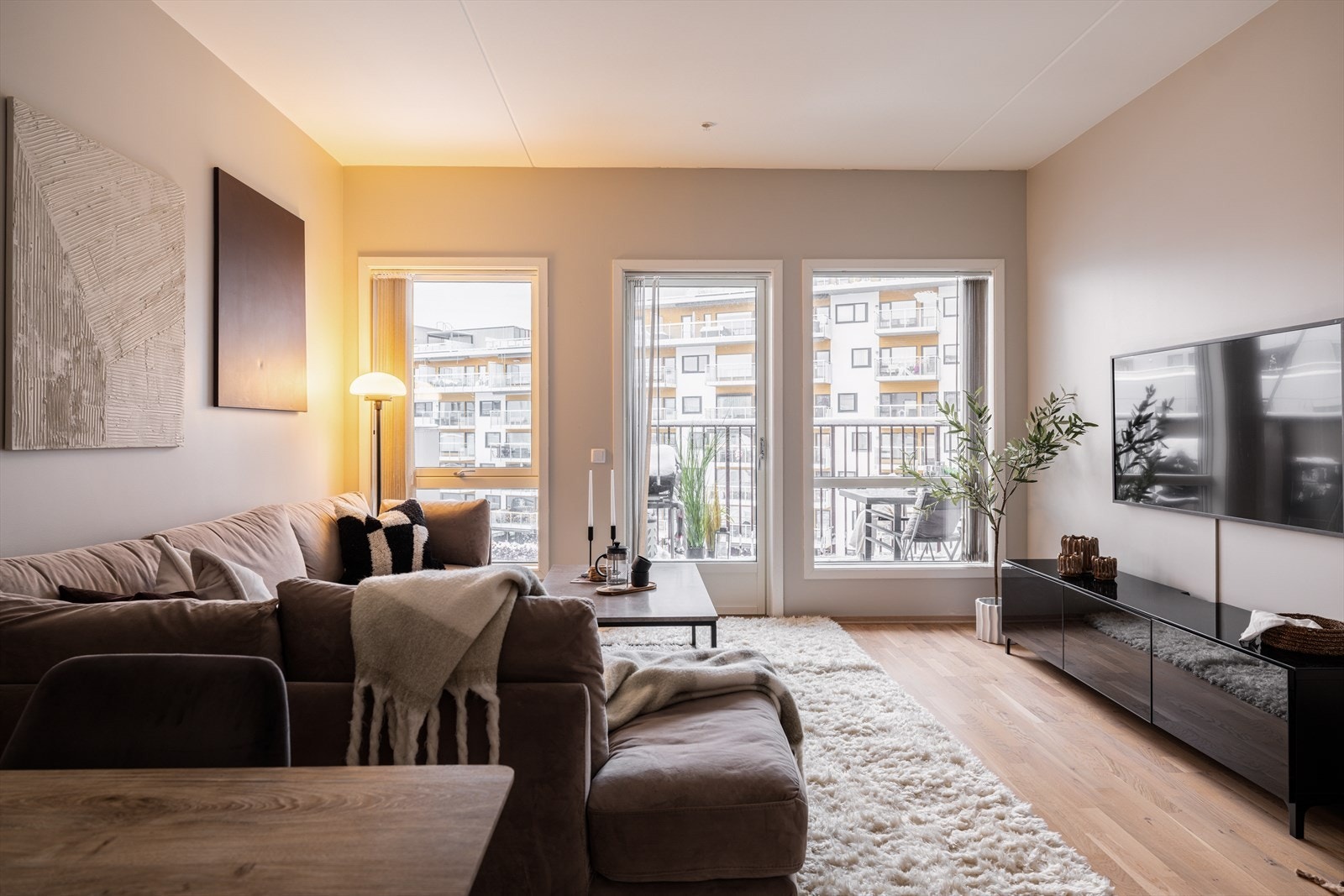 Store vindusflater med 3-lags isolerglass slipper inn rikelig med dagslys. Galleribilde