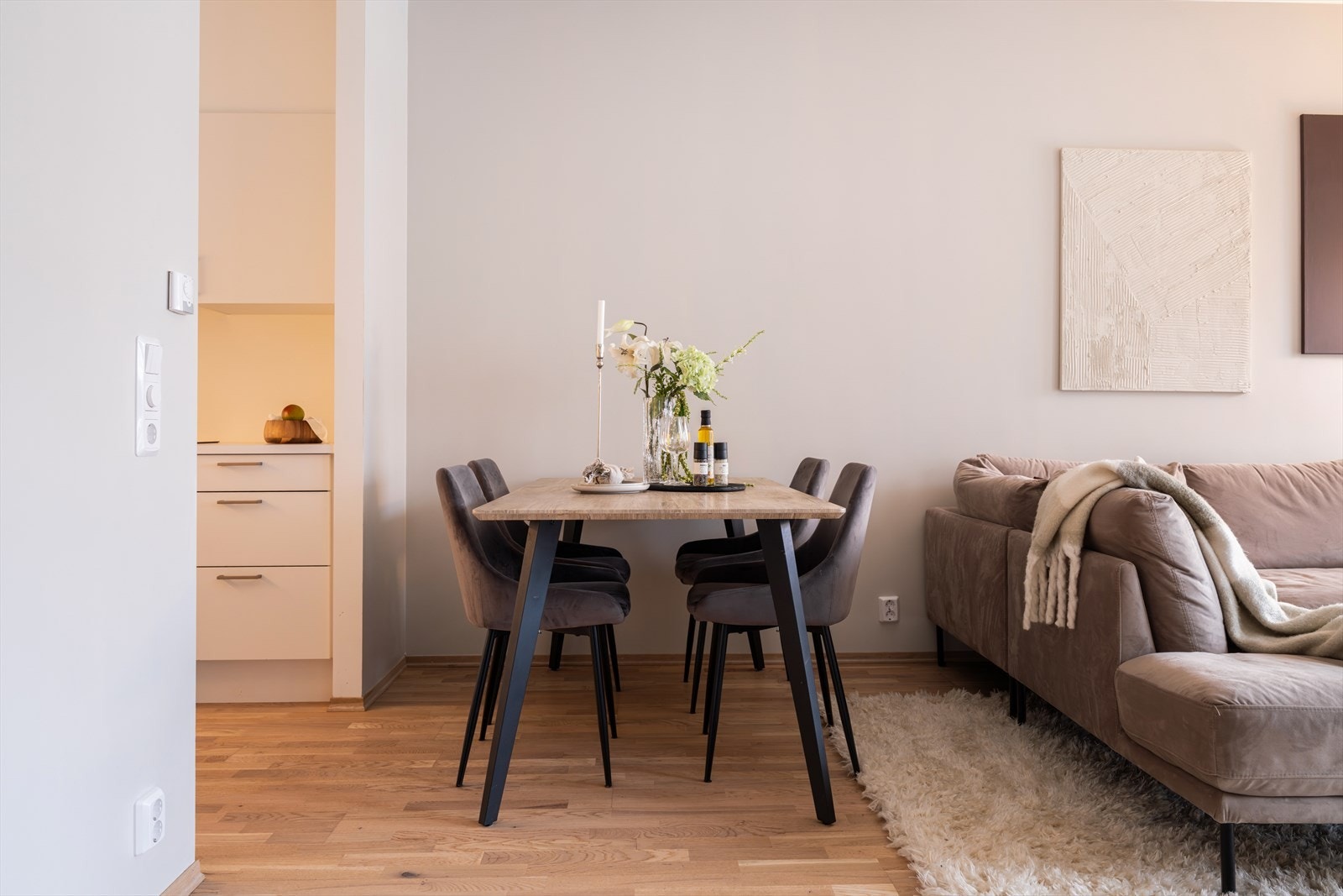 Stuen har god plass til både sofagruppe og en egen spiseplass. Galleribilde