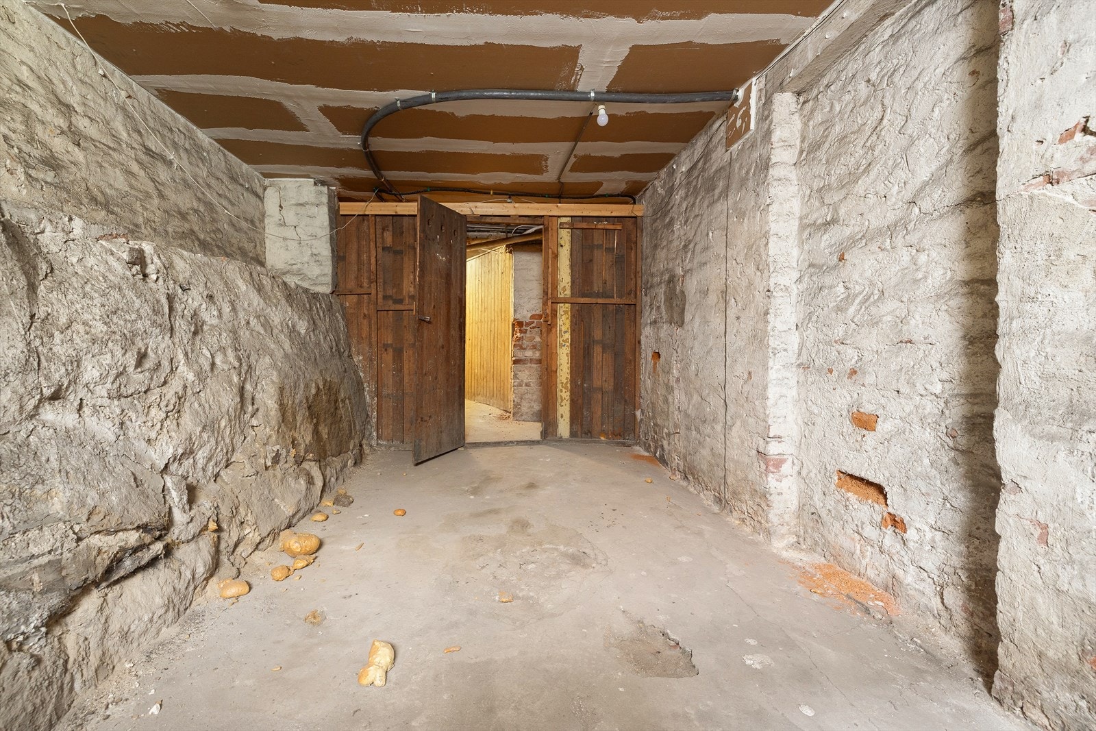 Leiligheten har en stor del i kjelleren med eksklusiv bruksrett. Det er ikke satt opp vegg som avgrenser den eksklusive bruksretten fra fellesarealet i kjelleren. Kjøper må selv privatisere og sette opp vegg til bodene med eksklusiv bruksrett. Galleribilde