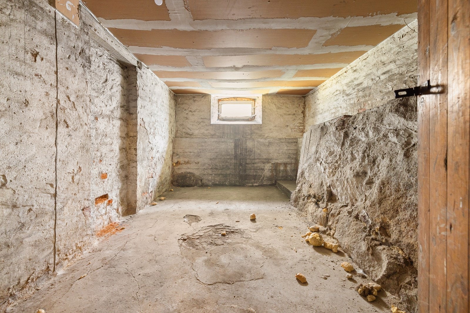 Leiligheten har en stor del i kjelleren med eksklusiv bruksrett. Det er ikke satt opp vegg som avgrenser den eksklusive bruksretten fra fellesarealet i kjelleren. Kjøper må selv privatisere og sette opp vegg til bodene med eksklusiv bruksrett. Galleribilde