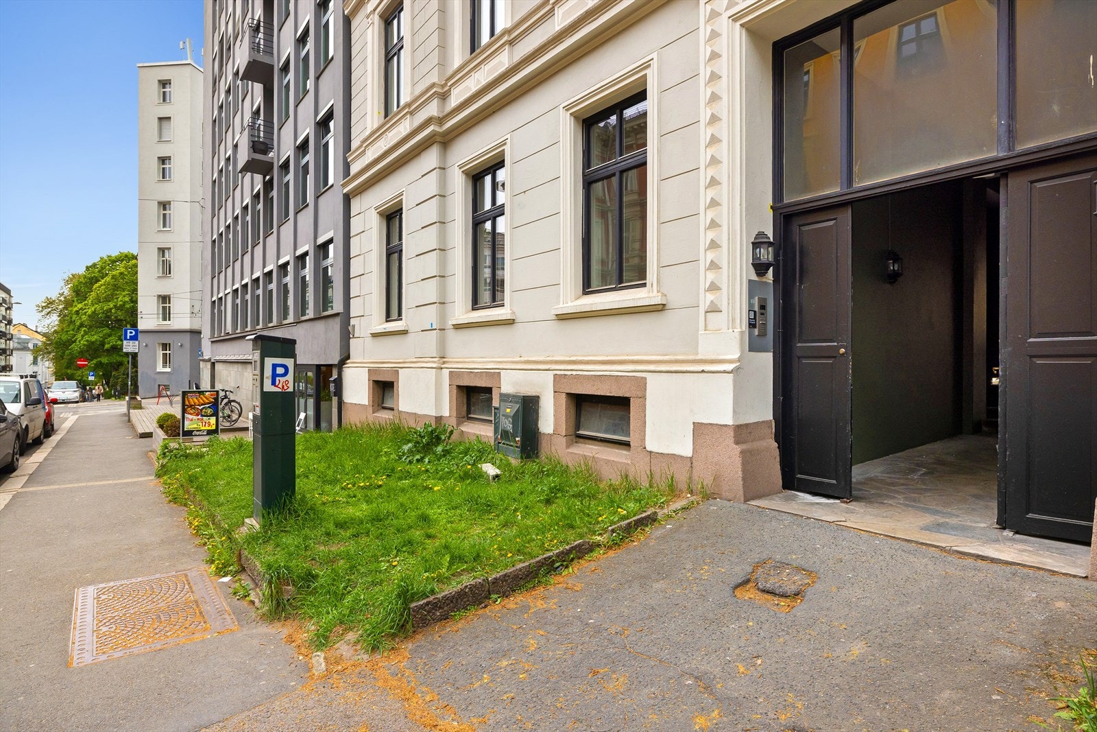 Leiligheten ligger i en flott og velholdt klassisk bygård et pr steinkast unna Solli Plass. Galleribilde