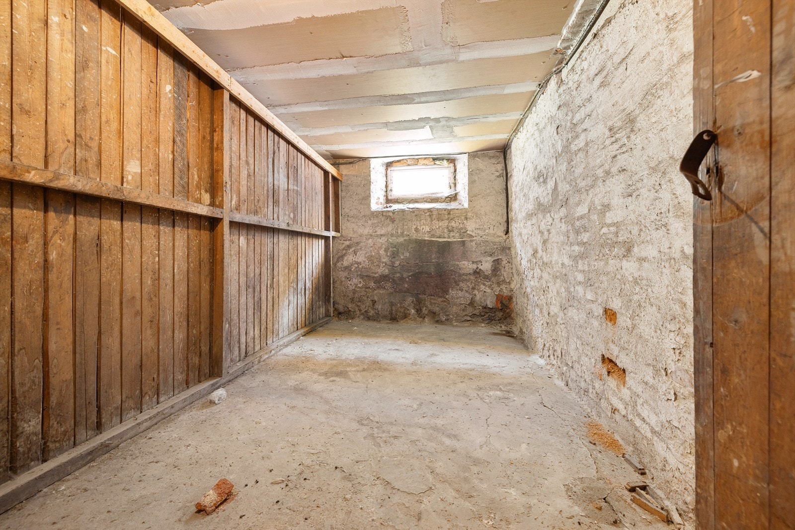 Leiligheten har en stor del i kjelleren med eksklusiv bruksrett. Det er ikke satt opp vegg som avgrenser den eksklusive bruksretten fra fellesarealet i kjelleren. Kjøper må selv privatisere og sette opp vegg til bodene med eksklusiv bruksrett. Galleribilde