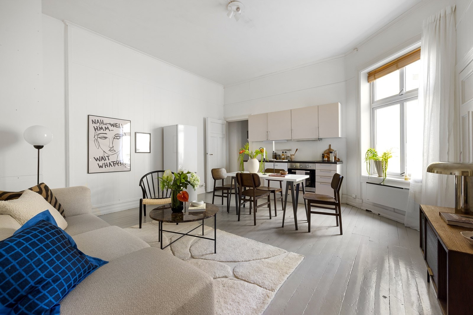 Leiligheten har store vindusflater og har takhøyde på over 3 meter. Galleribilde